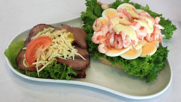 Smørrebrød med roastbeef og rejemad med æg på fad